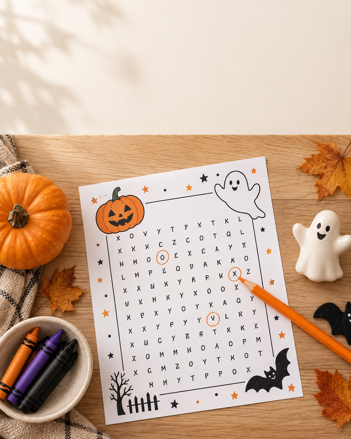 Printable Halloween word search for kids with friendly pumpkins, ghosts, bats and crayons.